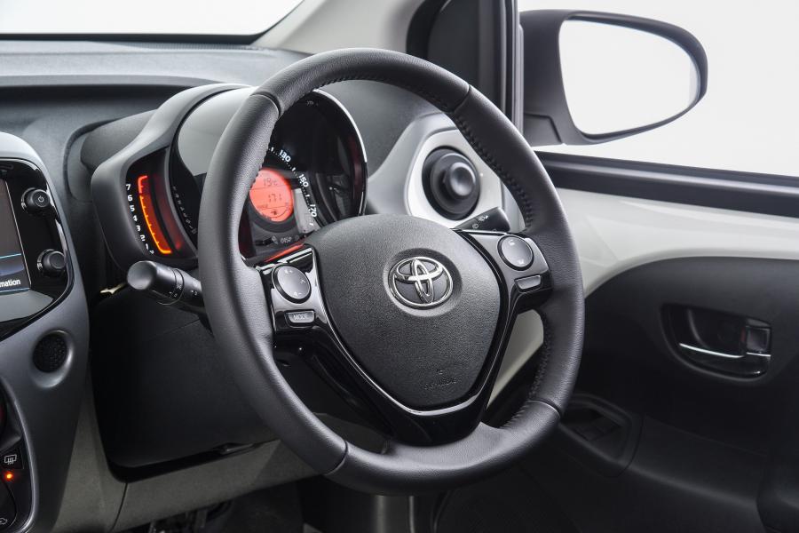 Панель приборов Toyota Aygo x-cite 5-Door 2018 года  (ZA) (фото 10 из 41)